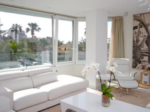 Ventana PVC blanca oscilobatiente con persiana de 180X100 cm