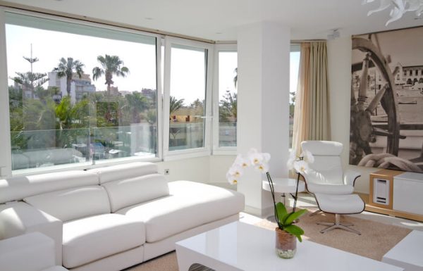 Ventana PVC blanca oscilobatiente con persiana de 180X100 cm