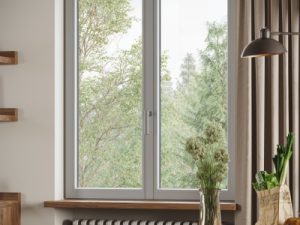 Ventana PVC blanca oscilobatiente con persiana de 120X100 cm